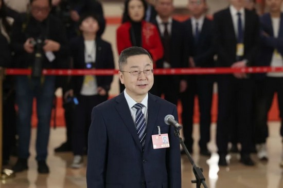 剛剛，馬新強董事長走上代表通道談“追光之路，久久為功”